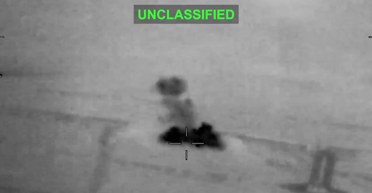 美國中央司令部（CENTCOM）發布聲明與影片指出，美軍 26 日出動戰機，打擊伊朗沿岸雷達站、飛彈及無人機存放設施。 圖：翻攝自 X 帳號 @CENTCOM