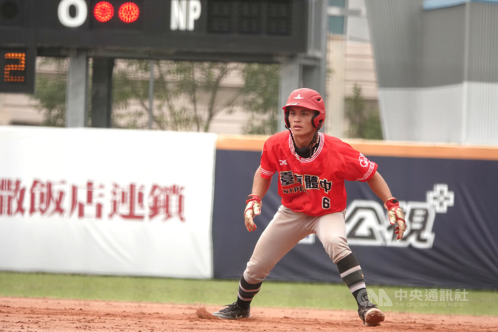中華職棒選秀會今年游擊好手多，畢業自台東體中的黃靖哲（圖）也受到矚目，儘管身材不高大，但突出的運動能力是優勢。圖為黃靖哲2025年11月22日在黑豹旗青棒賽出賽畫面。中央社記者謝靜雯攝　115年6月27日