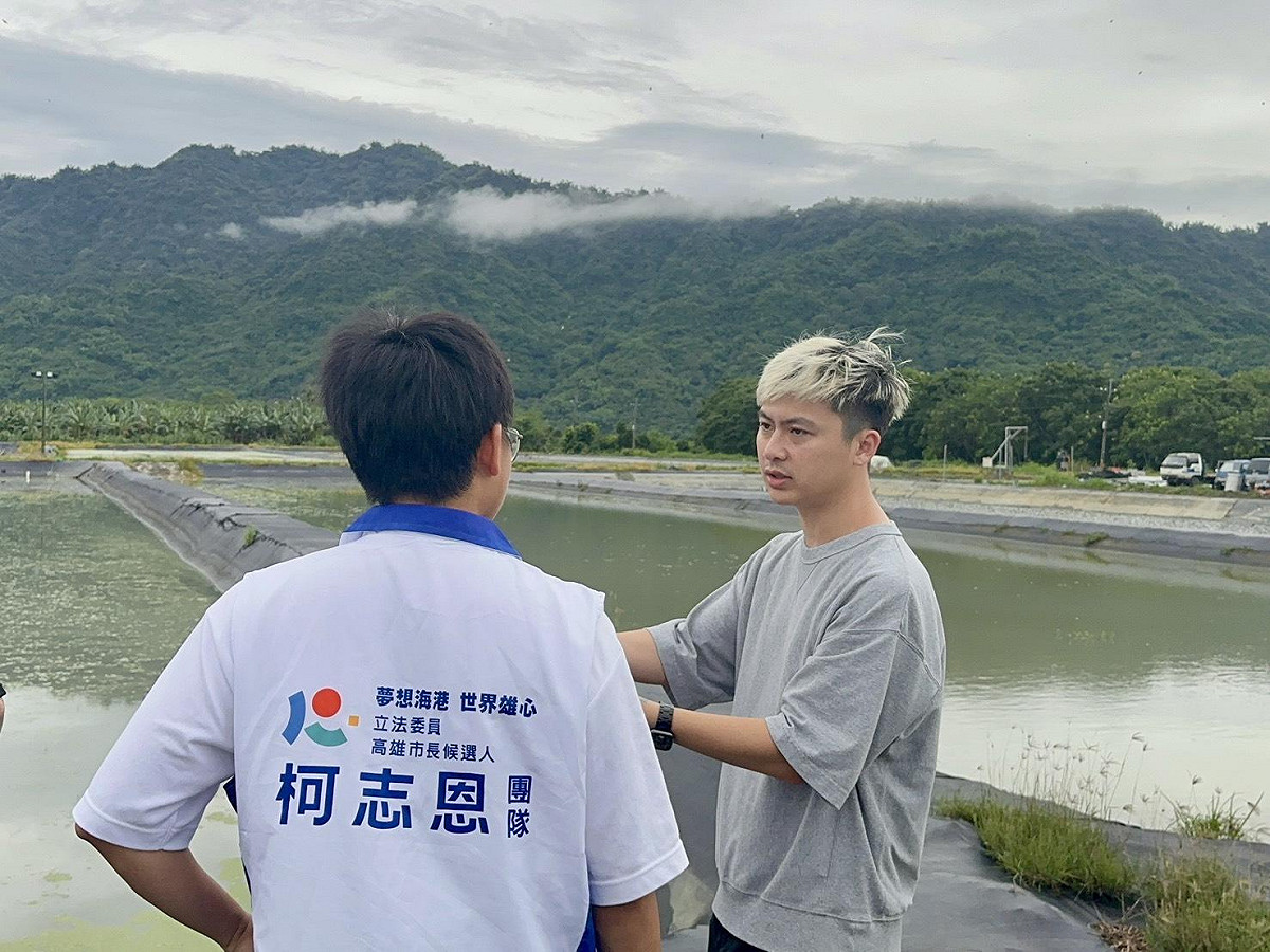 屏科大農園生產系碩士黃啟軒(右)現身說法，導正水蓮生長在水中就不怕淹水的謬誤。 圖：柯志恩競辦/提供