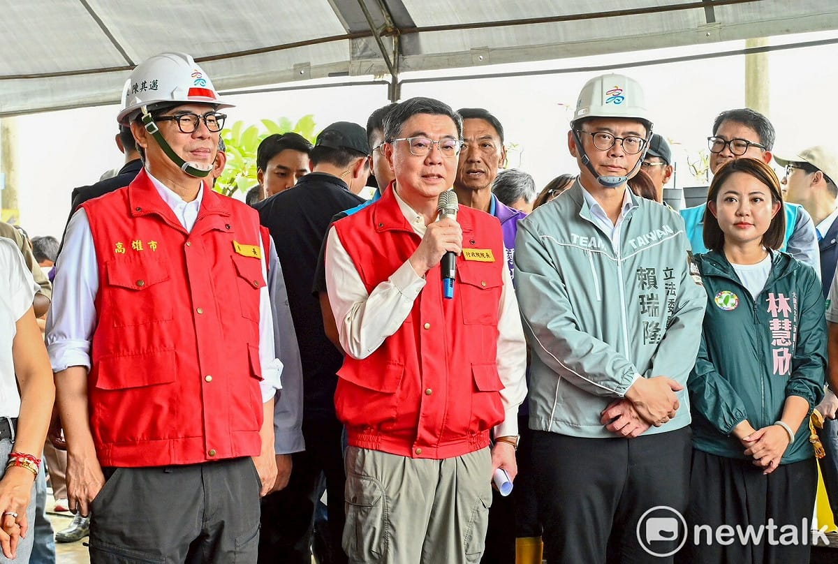 賴瑞隆(右二)指出，未來在前市長陳菊與現任市長陳其邁(左一)任內26座滯洪池的基礎上，仍必須持續向中央爭取經費投入相關防洪工程。 圖：行政院／提供（資料照）