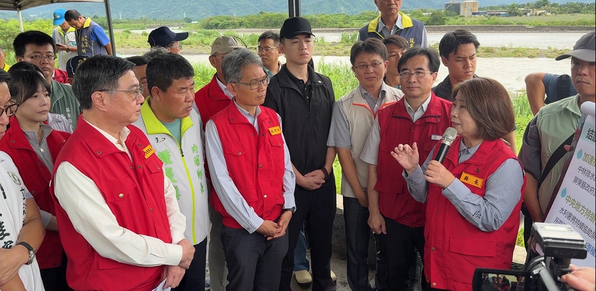 周春米(前排右一)當面向卓榮泰(前排左一)爭取補助加速災後重建。 圖：屏東縣政府/提供