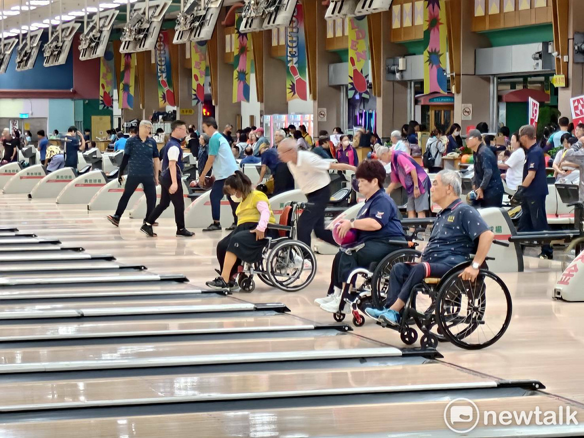 來自全市22個身心障礙團體、共225名選手齊聚一堂，不畏身體限制，在球道上揮灑汗水與自信，展現令人動容的生命力與運動精神。 圖：黃博郎／攝