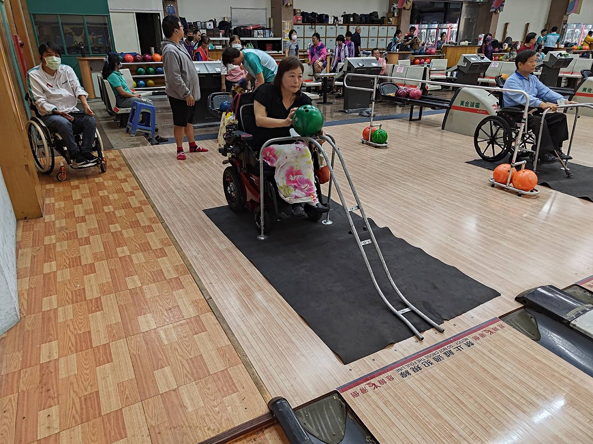 來自全市22個身心障礙團體、共225名選手齊聚一堂，不畏身體限制，在球道上揮灑汗水與自信，展現令人動容的生命力與運動精神。 圖：黃博郎／攝
