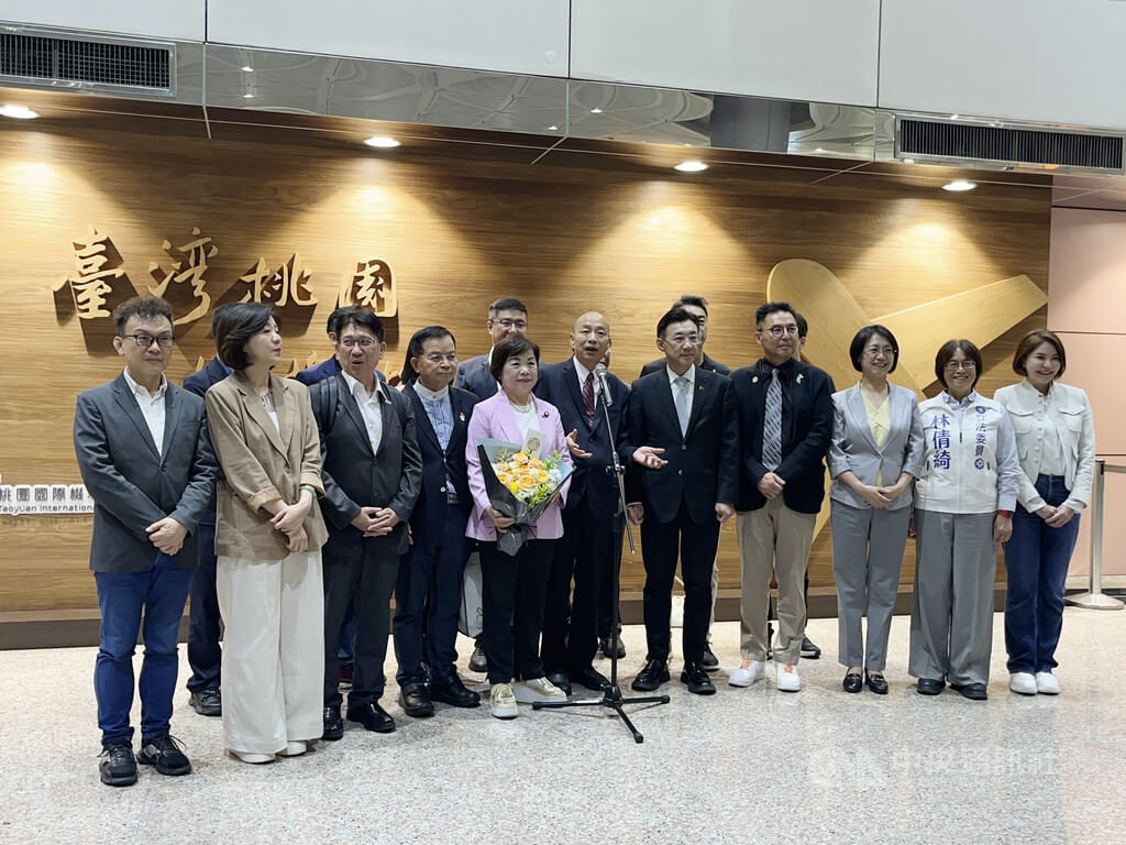 立法院長韓國瑜（右6）率跨黨派立委訪問美國華府，27日晚間返台時表示，4大目標全部達成，能感受到美國國會對台灣的強烈支持與友好。 圖:中央社提供