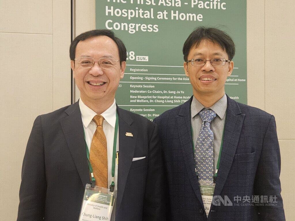 衛福部長石崇良（左）說，台灣在宅醫療學會所期待的居家醫療服務占比達3%，甚至超過3%，是未來必然的發展趨勢，居家醫療帶動保單革新，將加速新型商業保險發展。  圖/中央社