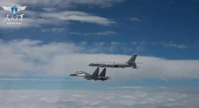 中俄戰機再同框，在貼近日本上空聯合巡航。 圖 : 翻攝自人民空軍