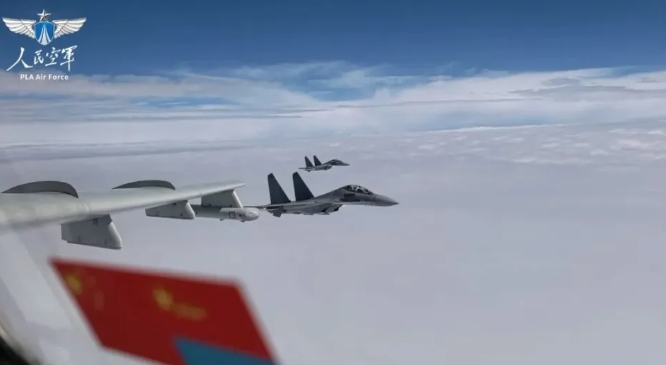 中國戰機拍攝在與俄羅斯聯合巡航中的僚機。 圖 : 翻攝自人民空軍