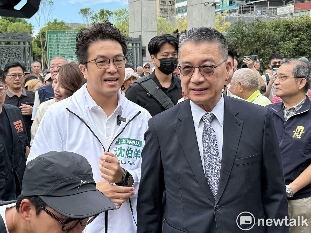 民進黨台北市長參選人沈伯洋（左）、民進黨秘書長徐國勇（右）。 圖：周煊惠 / 涉