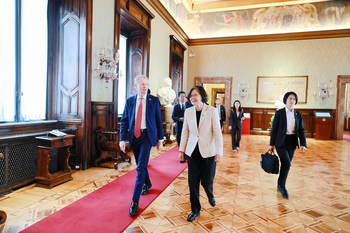 前總統蔡英文走進義大利參議院，由參議院副議長錢益友（Gian Marco Centinaio）親自接待。