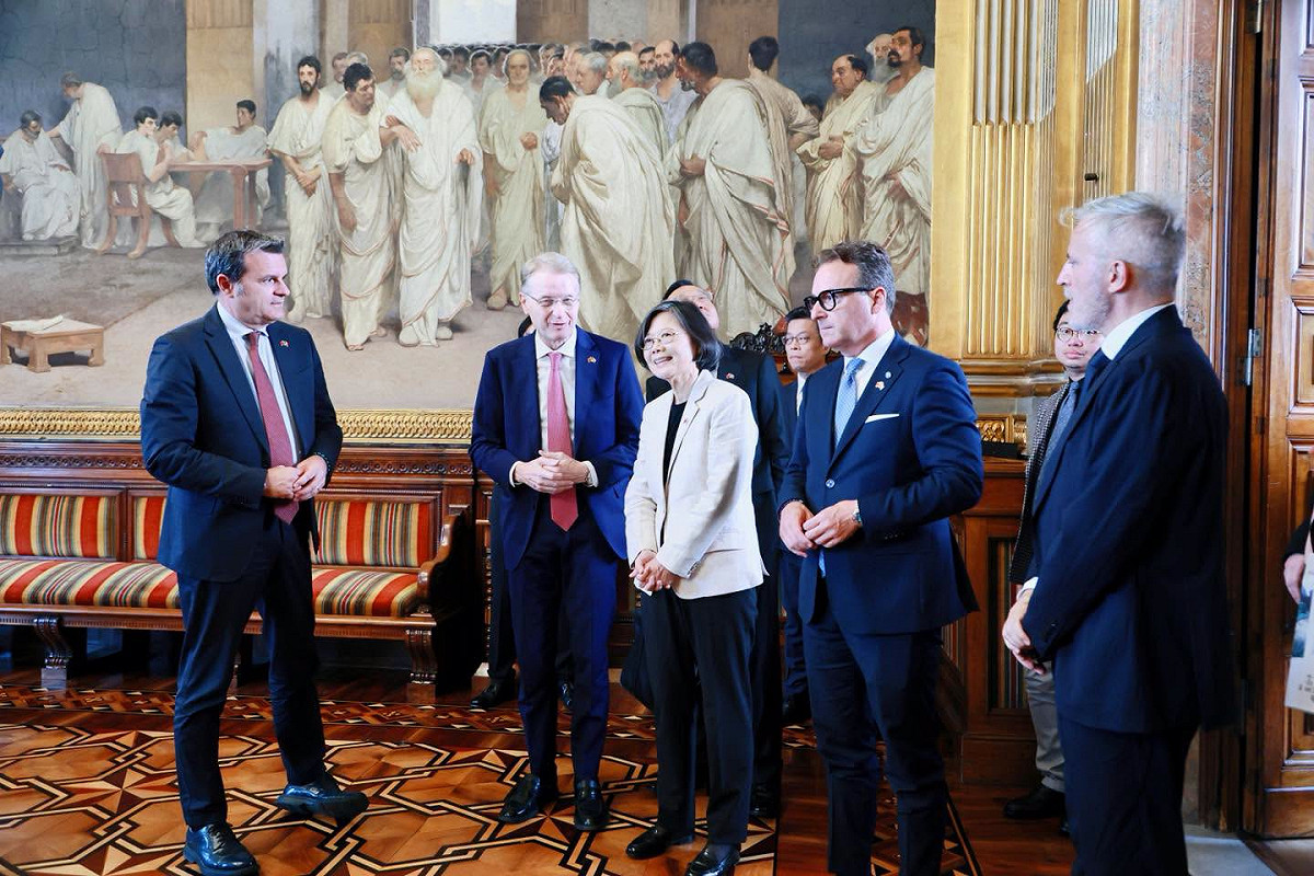 前總統蔡英文走進義大利參議院，由參議院副議長錢益友（Gian Marco Centinaio）親自接待。 圖：翻攝蔡英文臉書