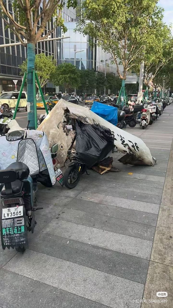 6 月 26 日傍晚，一架有人駕駛的小型飛機驚傳撞擊北京第一高樓、中信總部所在的「中國尊」大廈（ 中信大廈 ）。 圖：翻攝自@cskun1989