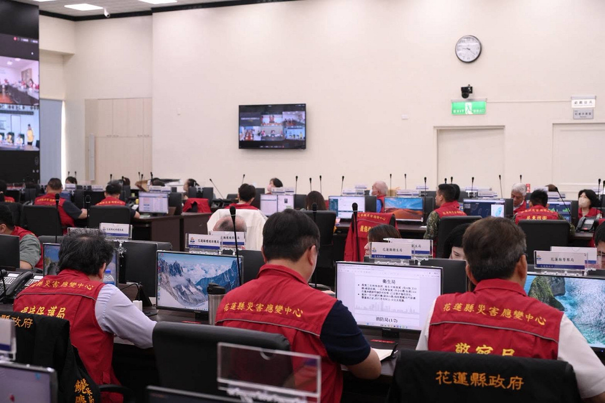縣長徐榛蔚示警，萬里溪堰塞湖出現滲漏，林保署已投放水位儀器掌握潰堤風險。 圖：翻攝自徐榛蔚　臉書專頁