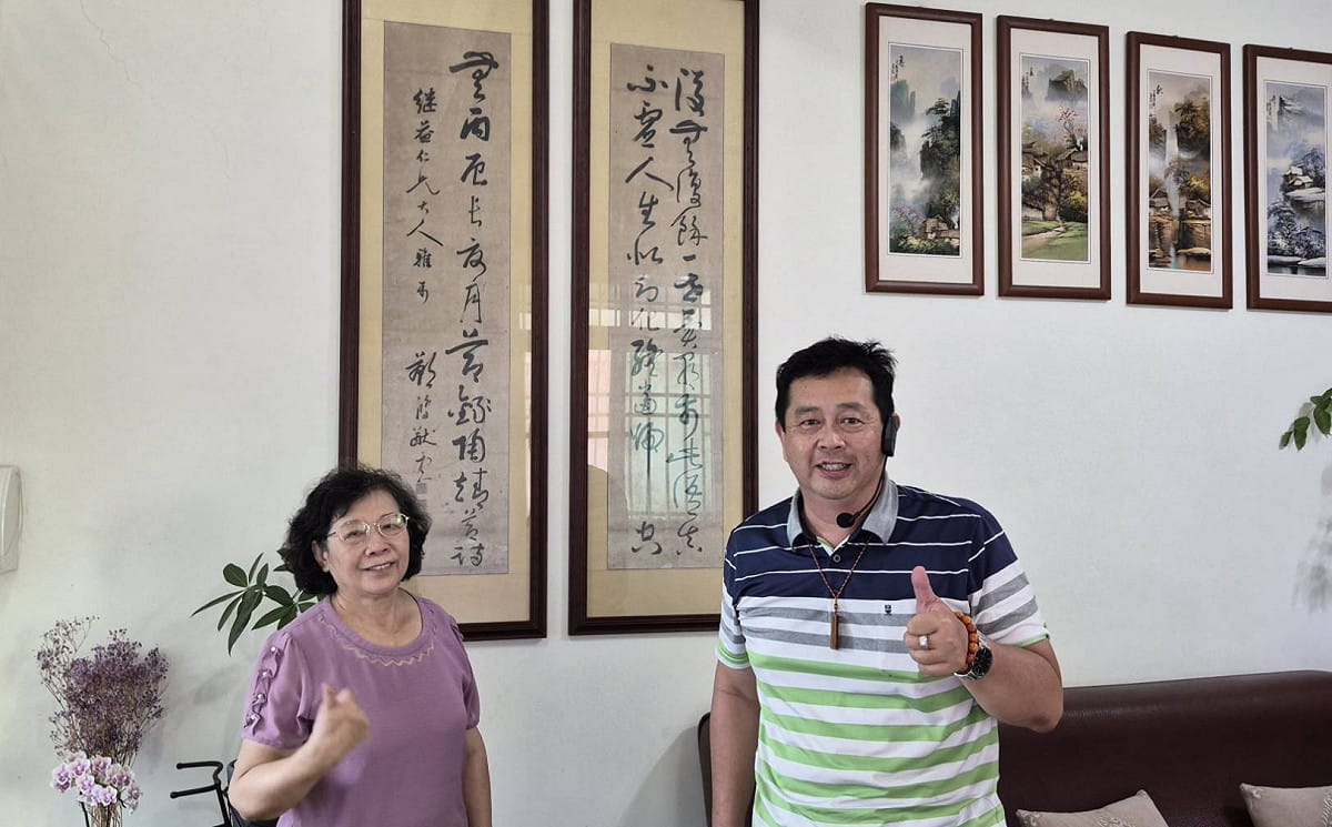 薛兆基(右)關注頑固型癲癇患者，聽取家屬謝蔡素卿(左)長期照護的的無助與焦慮。 圖：薛兆基競總/提供