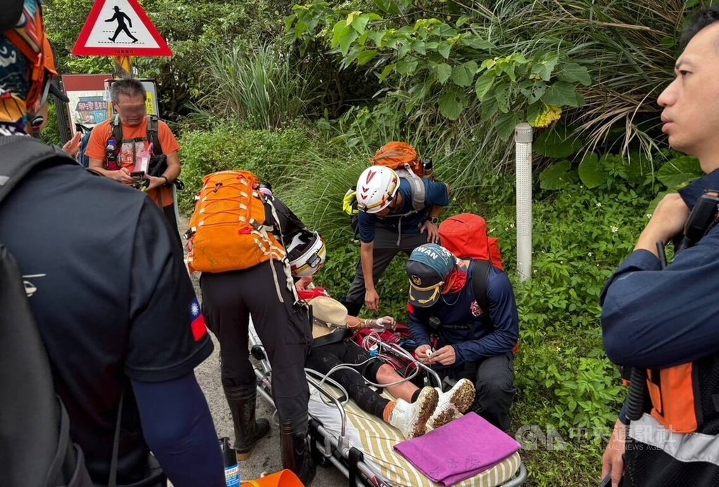 新北貢寮區卯澳山區28日有30多人登山時遇蜂群攻擊，4人遭螫傷，警消獲報救援並將傷者送醫。（翻攝照片）中央社記者王鴻國傳真 115年6月28日