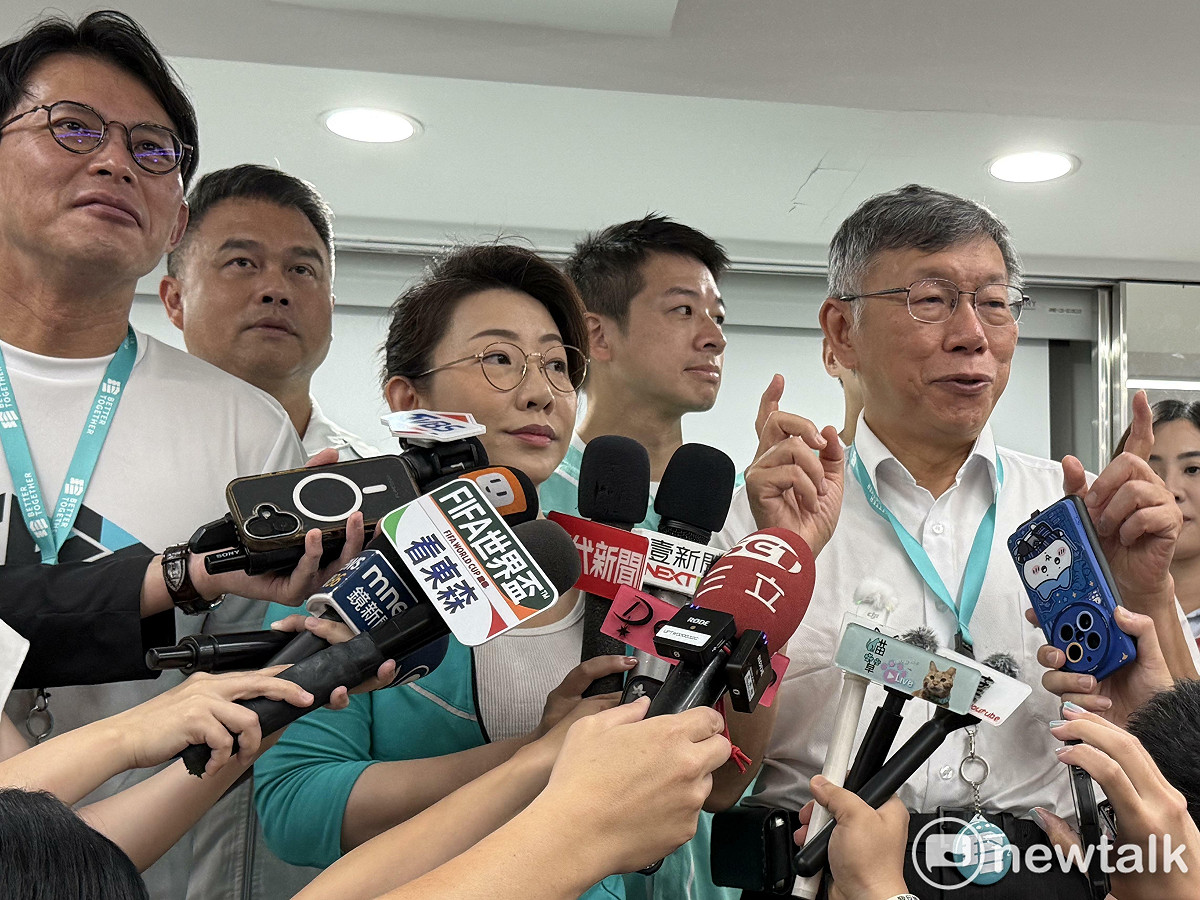 民眾黨創黨主席柯文哲（右起）、民眾黨台北市議員林珍羽及民眾黨主席黃國昌。 圖：周煊惠 / 攝