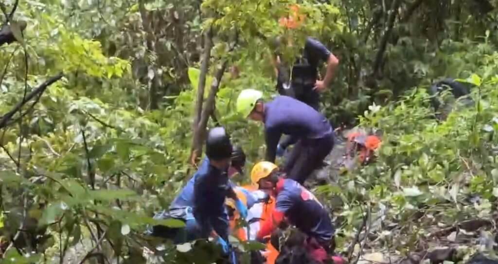 台中市和平區蝴蝶谷瀑布步道1.4公里處27日有登山客遭落石砸傷，搜救人員透過繩索將無生命跡象的4人拉回路面，將以人力方式運出，後續運送下山。（民眾提供）
