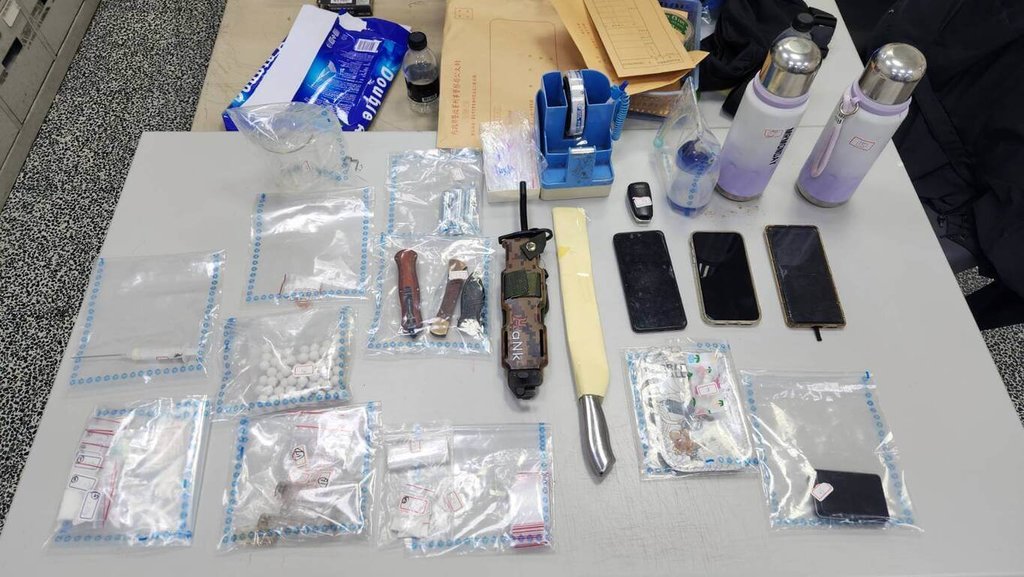 行政院27日已正式生效將依托咪酯及其類似物質提升列管為第一級毒品，內政部警政署同日執行全國大掃蕩，共查獲55件毒品案、逮63嫌。圖為新北市警察局三重分局所偵破毒品案證物。（刑事局提供）中央社記者黃麗芸傳真　115年6月28日