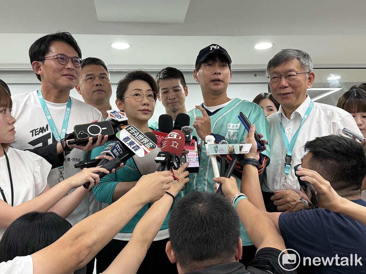 民眾黨創黨主席柯文哲（右起）、民眾黨台北市議員陳宥丞、林珍羽及黨主席黃國昌。 圖：周煊惠 / 攝(資料照)