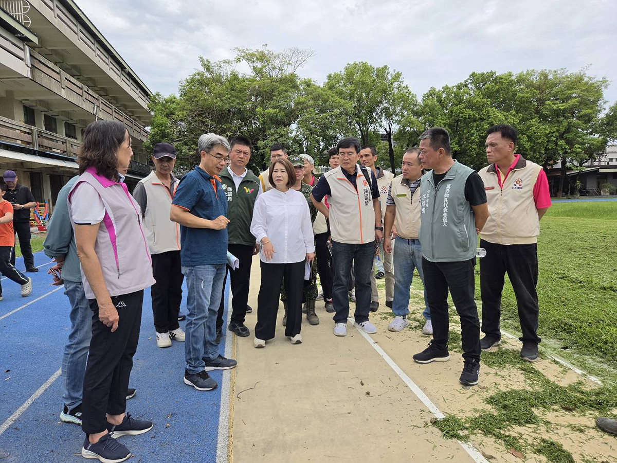周春米(中)視察興化國小校園災後復原情形。 圖：屏東縣政府/提供