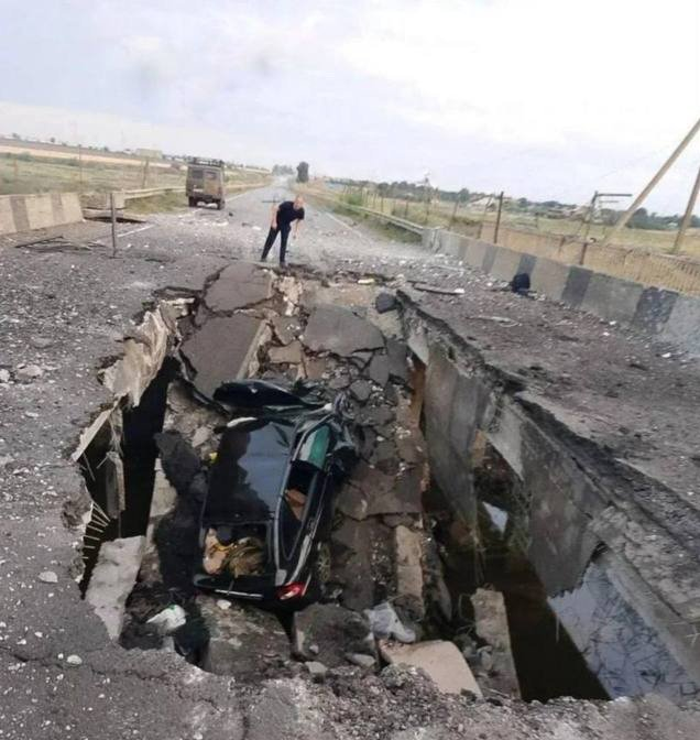 烏克蘭無人機群精準摧毀一座公路橋梁，橋面崩塌導致高速公路上的交通被迫改道。 圖：翻攝自 Ｘ @Osinttechnical