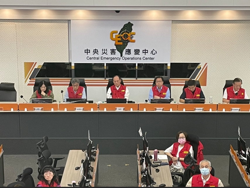 中央災害應變中心指揮官政務委員季連成及協同指揮官農業部部長陳駿季共同主持會議。 圖 : 中央災害應變中心/提供