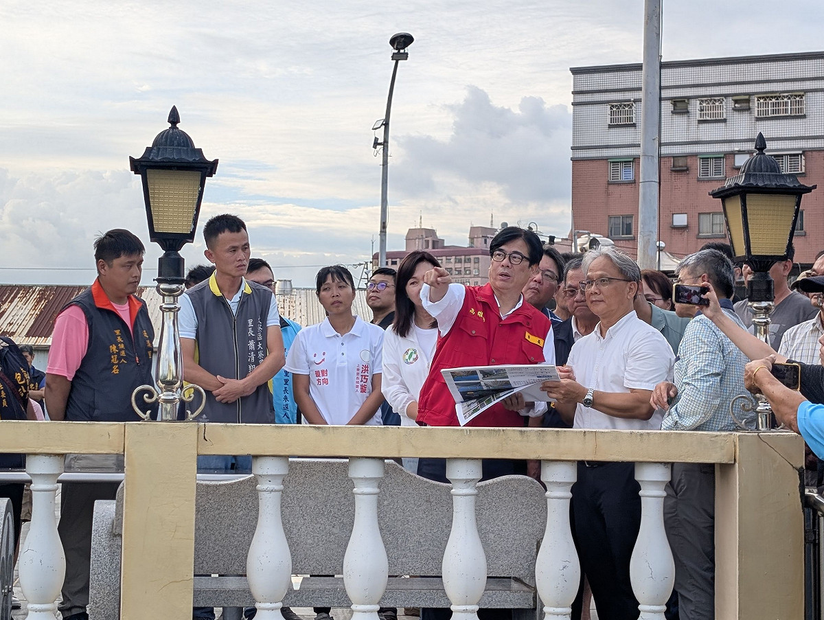 陳其邁(中)前往大寮包公廟視察開封街一帶積淹水災情。 圖：高雄市政府/提供