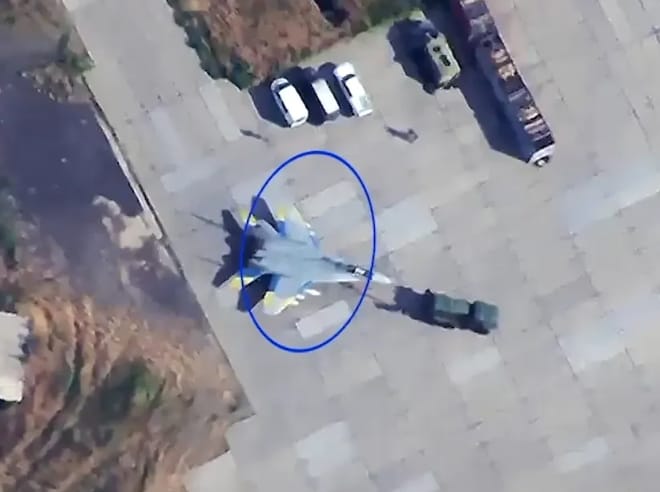 烏克蘭的米格-29戰機在沃茲涅先斯克機場拖行時遭到俄軍鎖定。 圖 : 翻攝自熊熊講堂