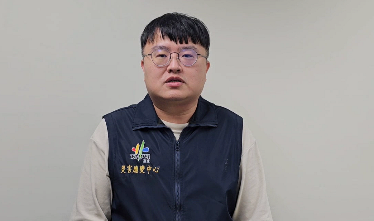 台北市消防局資通作業科科長許峻瑋說明，災害應變雲端協作平台因大量影像資料同步傳輸，出現短暫運轉延遲，但系統未關閉，救災作業也未受影響。 圖:台北市消防局提供