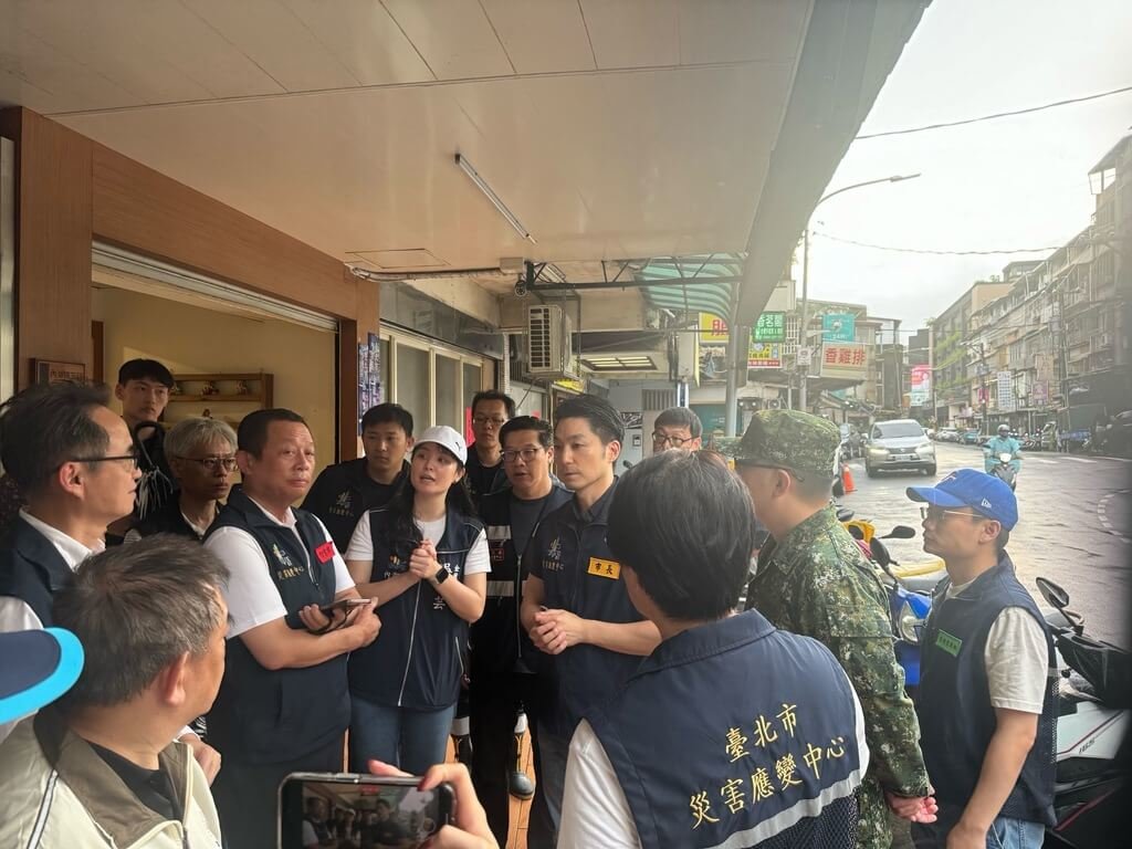 台北市長蔣萬安（中右）28日前往內湖區金龍里辦公室視察豪雨因應情形，並於受訪時表示，這次抽水機預抽啟動，不只內湖，士林及北投幾處積水也已消退。（台北市政府提供）
