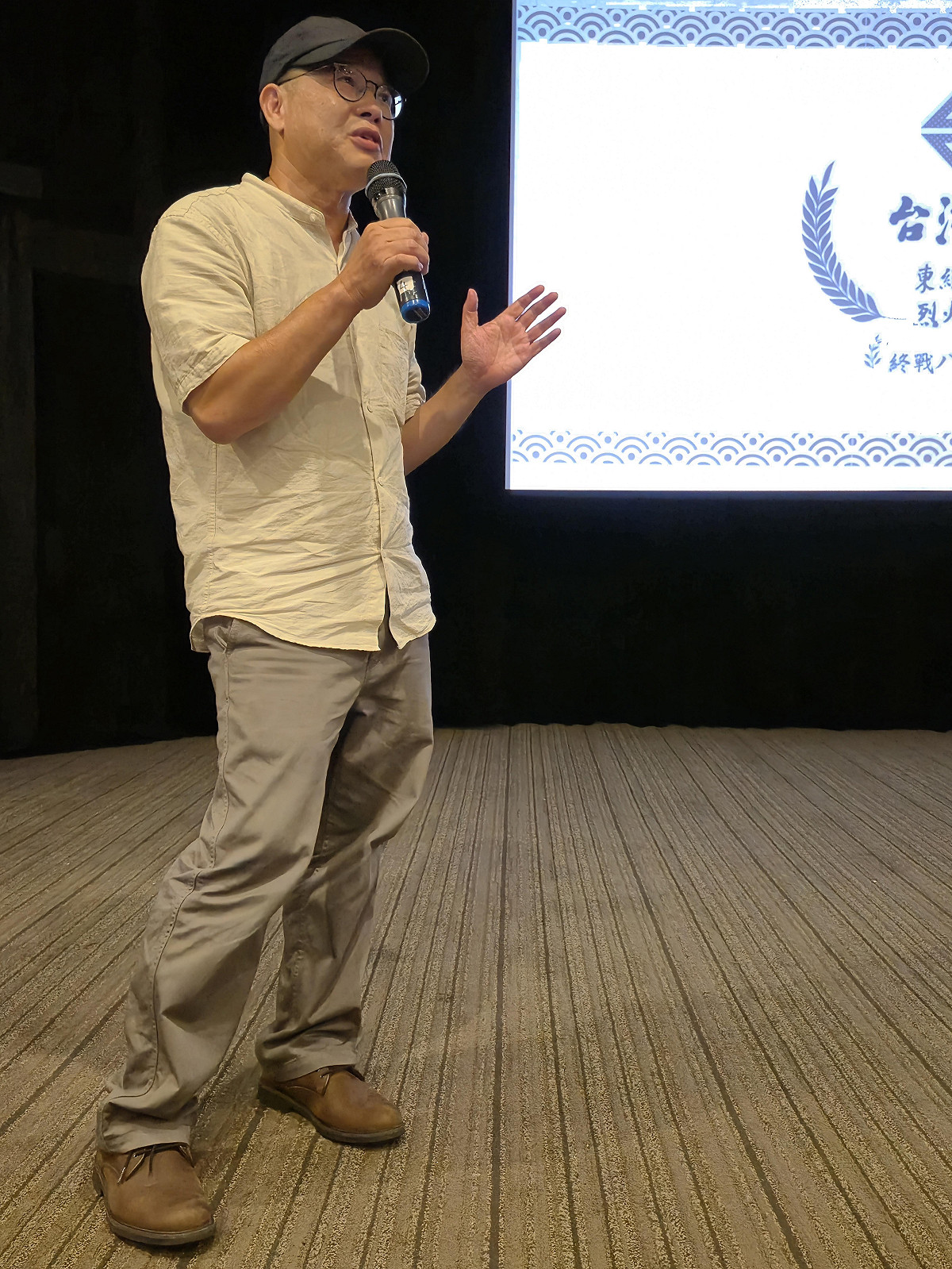 《台灣兵：東經120-135烈火青春》紀錄片導演余一治於映後座談與觀眾交流。 圖：高雄市關懷台籍老兵文化協會提供