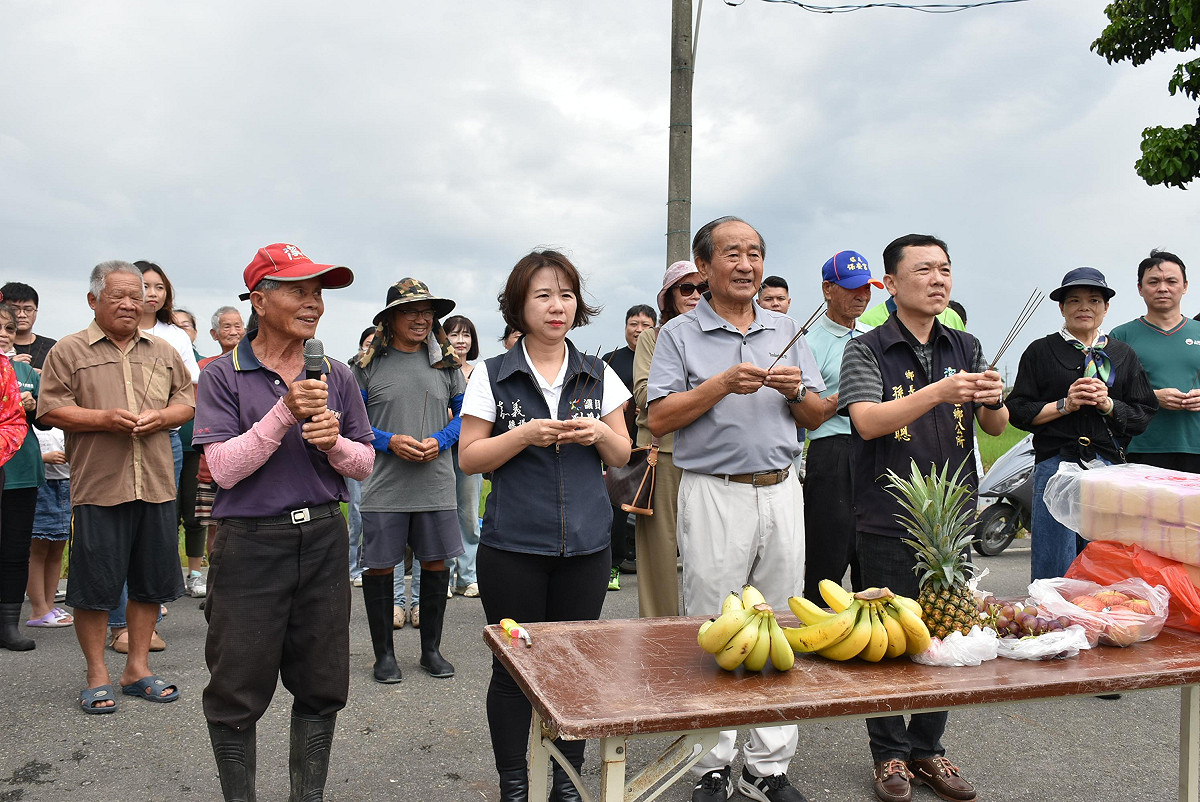 「開鐮儀式」焚香向土地公虔誠祈福，感謝長期守護地方。 圖：孫家銘/攝
