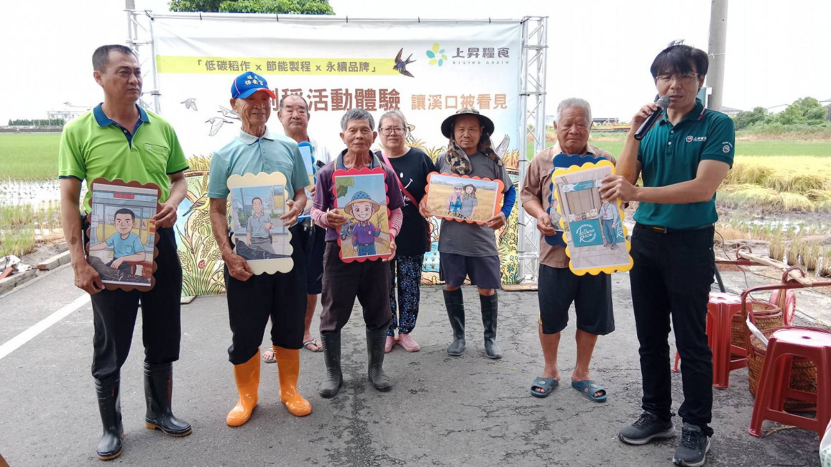 劉佳穎(右一)逐一向現場來賓介紹長期合作的農民。 圖：孫家銘/攝