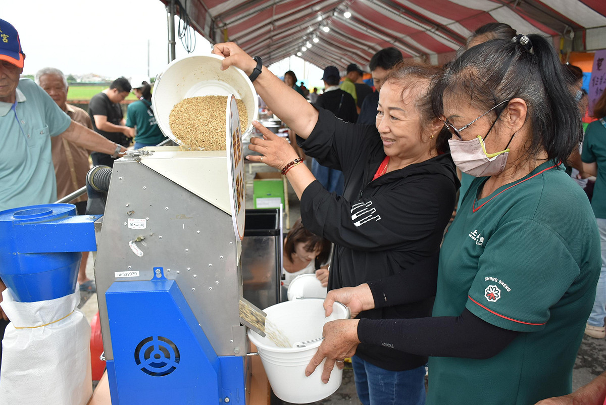 現場安排傳統風鼓機及稻米加工體驗，帶領來賓認識稻穀收成後，從糙米再進一步碾製為白米的過程。 圖：孫家銘/攝