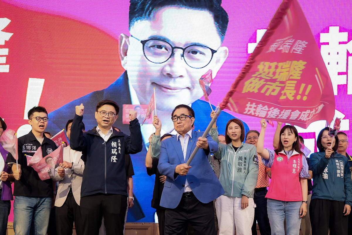 賴瑞隆(前排左)授戰旗予黃來進(前排右)，宣布扶輪後援會正式啟動。 圖：賴瑞隆辦公室/提供