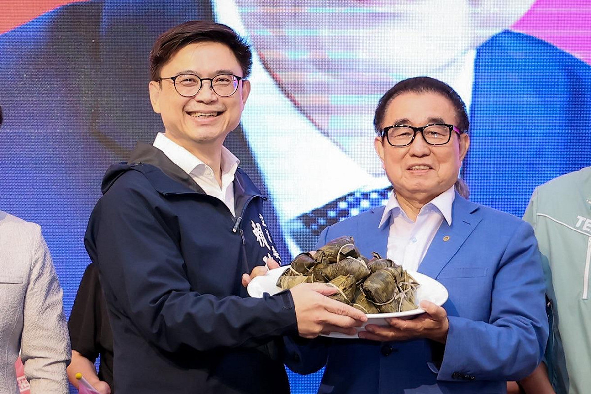 黃來進(右)贈送賴瑞隆(左)粽子象徵凍蒜。 圖：賴瑞隆辦公室/提供