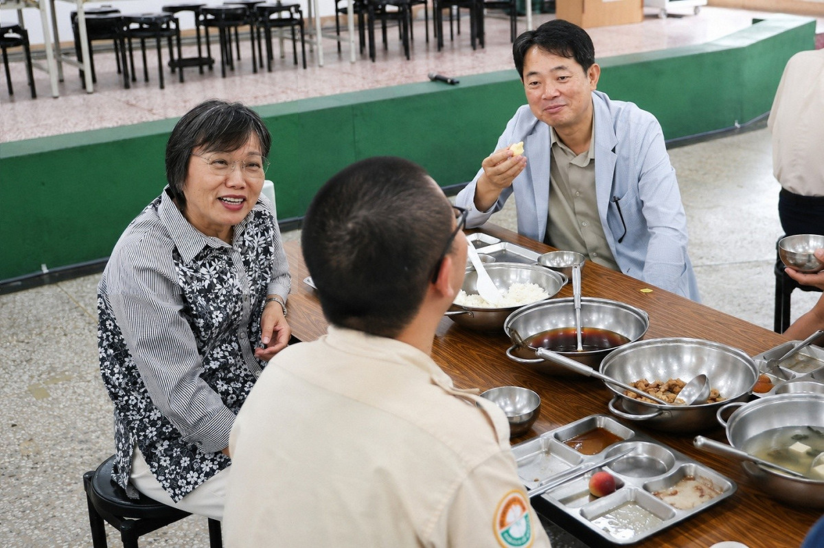 內政部長劉世芳關懷替代役與役男同餐。 圖：內政部提供