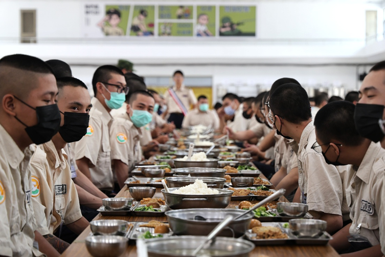 替代役訓練班團膳實況。 圖：內政部提供