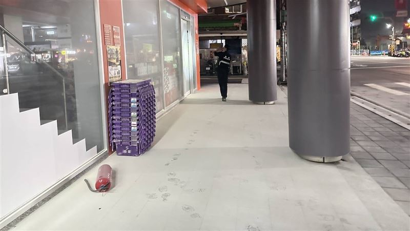 三重一名女子今日凌晨持滅火器瘋狂噴灑。 圖：翻攝畫面