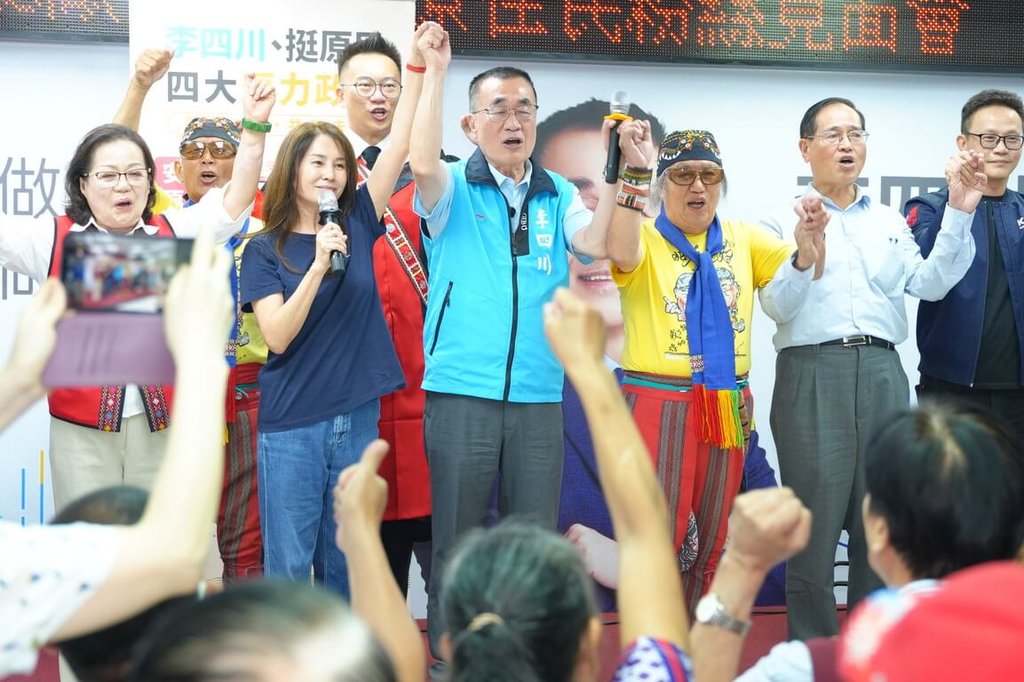 李四川27日與原住民鄉親座談，涉詐領助理費、輸入中國醫療器材等案的無黨籍立委高金素梅站台輔選。 李四川競選辦公室提供