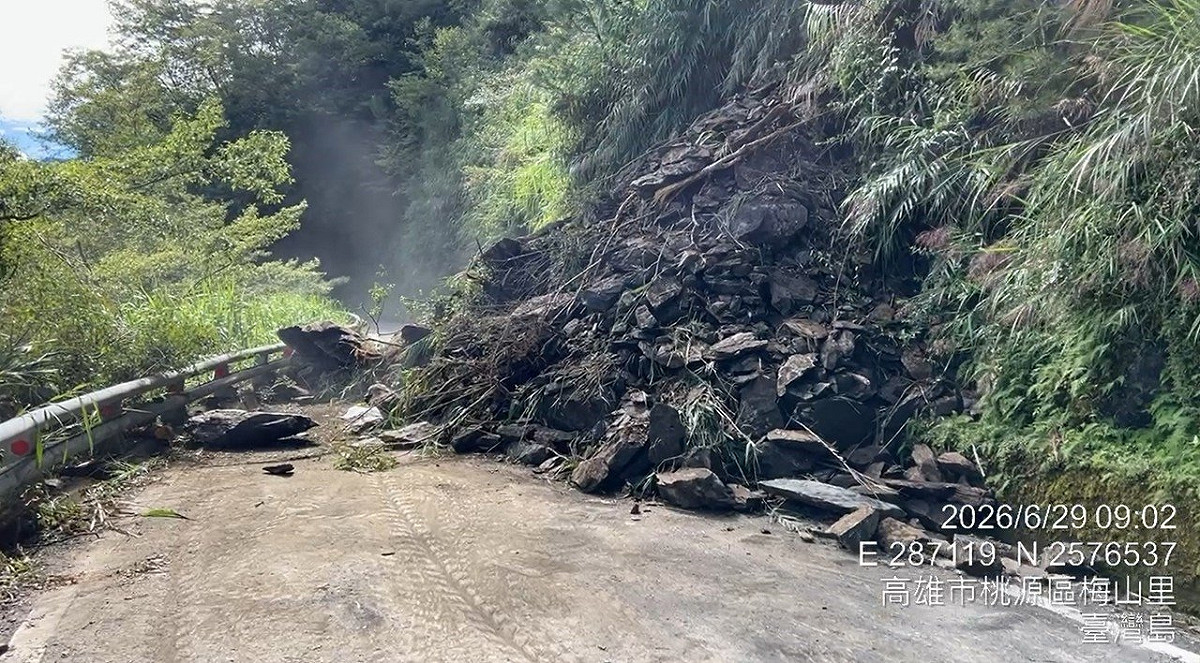 位於高雄市桃源區的南橫公路天池路段（台20臨105線23K+900）發生邊坡坍方，公路局預計29日中午搶通。 圖：交通部公路管理局/提供