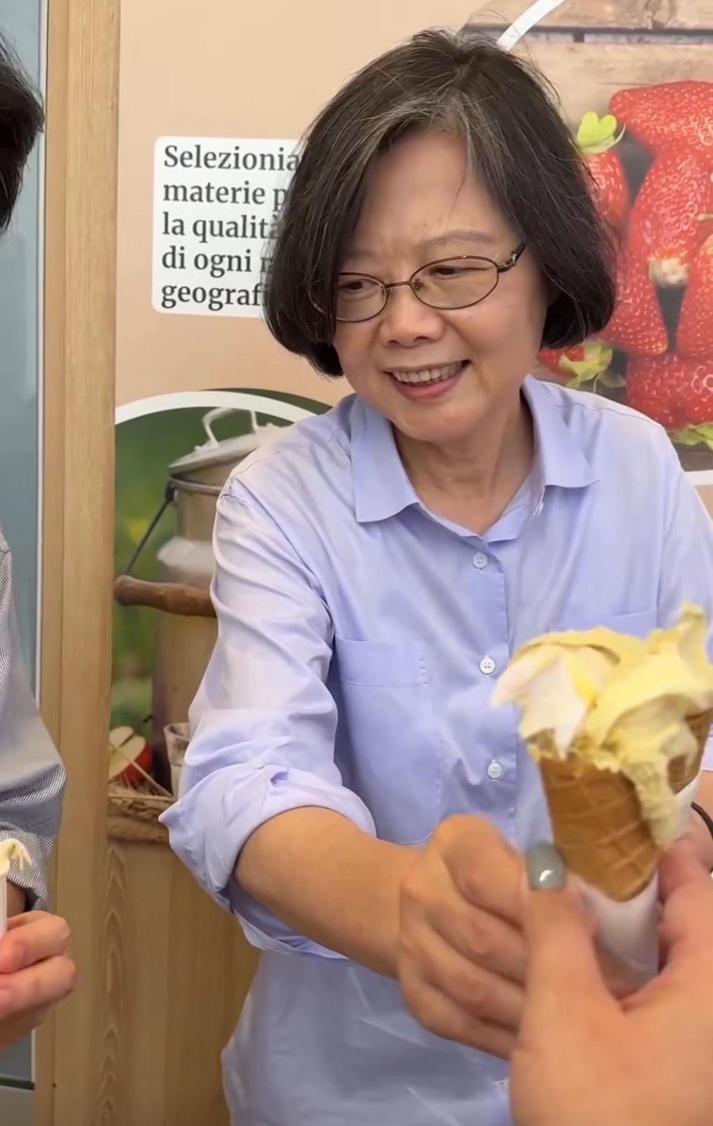 蔡英文訪義大利幕後曝光！開啟「餵食模式」　披薩、冰淇淋全分送隨扈 圖：取自蔡英文IG