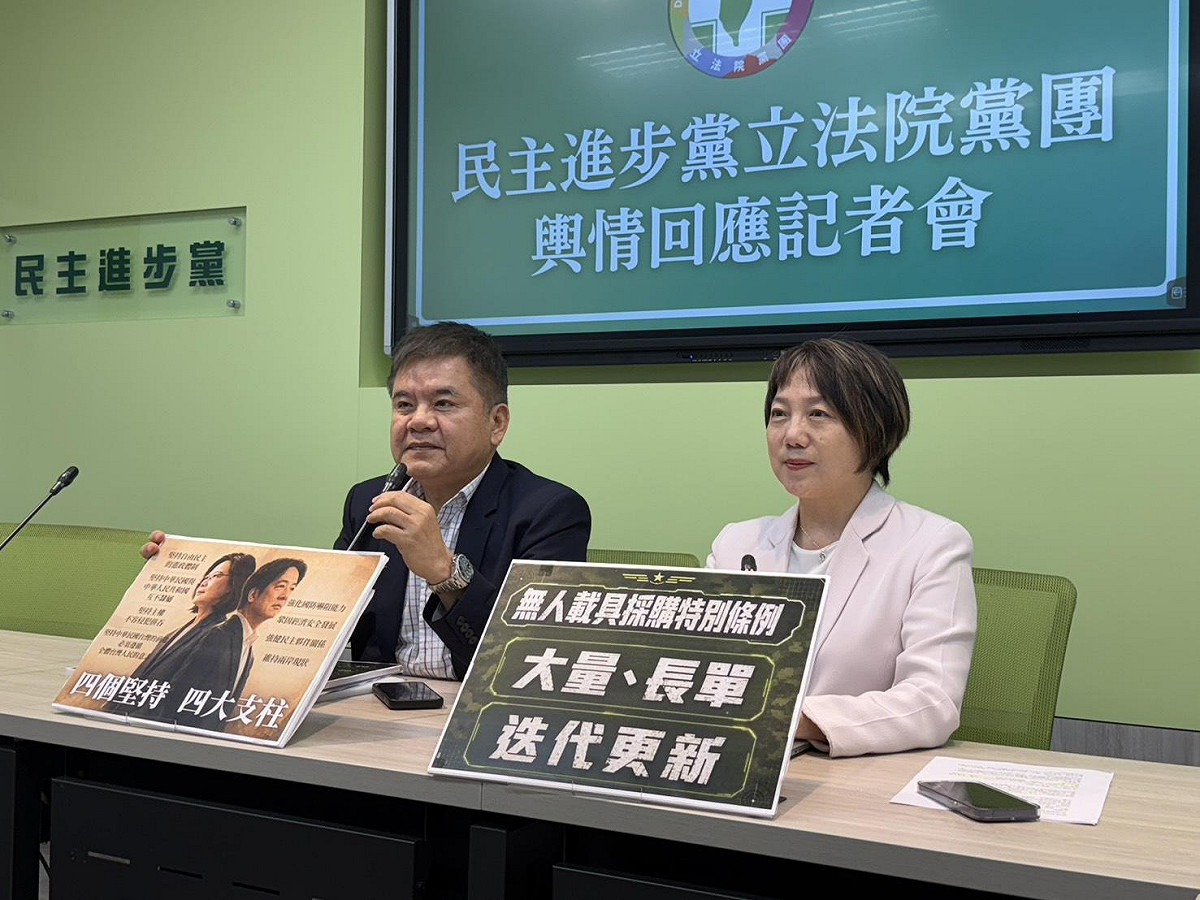 中選會主委游盈隆一句公投綁大選是趨勢引發藍綠混戰，民進黨團今日提到，這種說法有待商榷、應多聽民眾黨創黨主席柯文哲意見。 圖：金大鈞／攝
