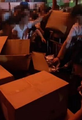 怎料散場時有歌迷假借躲雨名義，湧進攤位搶奪毛毯、玩偶等官方周邊產品，現場一片混亂。 圖：翻攝自微博