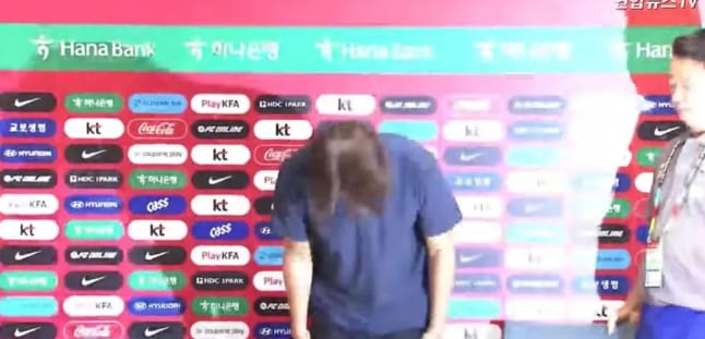 韓國世足盃總教練洪明甫出席道歉記者會。 圖 : 翻攝自直播畫面
