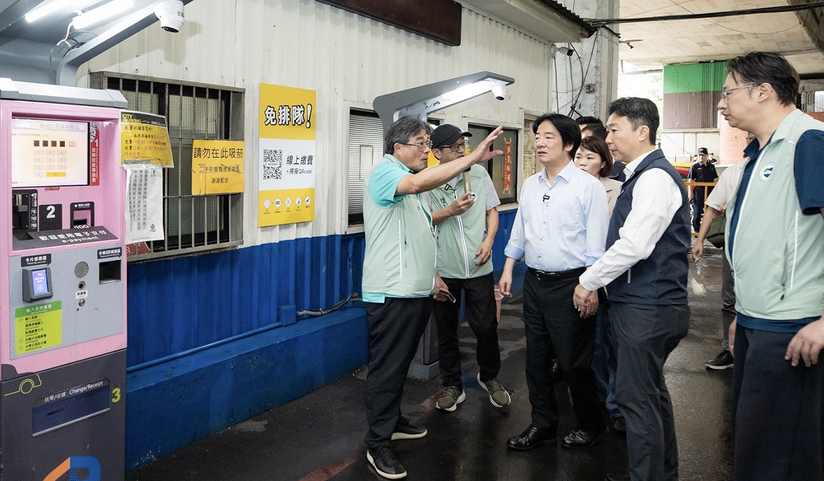 賴清德去建國計程車服務站，關心計程車司機。 圖：總統府提供