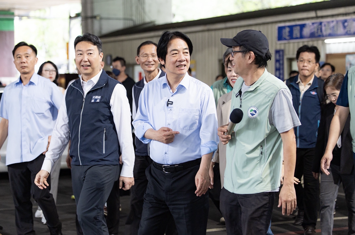 賴清德去建國計程車服務站。 圖：總統府提供