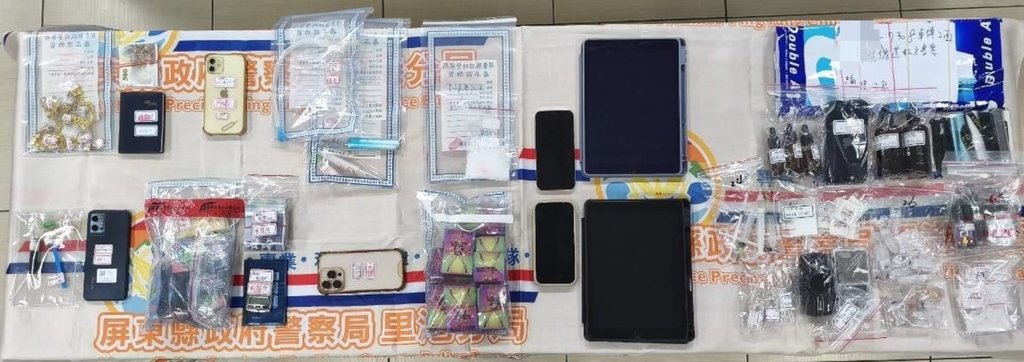暑假將至，屏東縣警察局里港分局規劃「淨化轄區治安掃蕩專案」，10天共送辦74人，並查扣毒品等多項證物。（里港警分局提供）中央社記者李卉婷傳真　115年6月29日