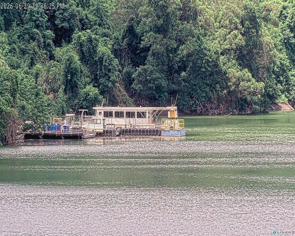 在梅雨、颱風等水氣挹注下，鯉魚潭水庫由黑翻紅，距離滿水位剩65公分，有機會在這兩天補滿。 圖：取自鯉魚潭水庫即時影像