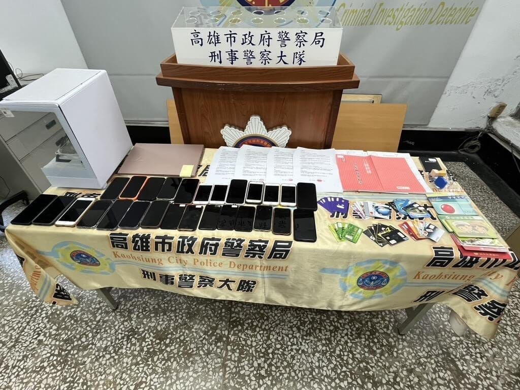 橋頭地檢署指揮高雄市政府警察局刑事警察大隊追查，破獲以郭姓男子為首的跨境洗錢集團，專案小組2月至6月間發動3波搜索，陸續查獲及拘提集團提款車手、人頭銀行帳戶提供者等15人到案，並查扣手機、銀行存摺、金融卡及公司印章等證物。（高雄市政府警察局刑事警察大隊提供）中央社記者張已亷傳真　115年6月29日