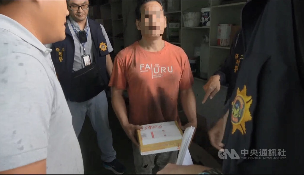 保安警察第三總隊第一大隊29日表示，警方與關務署台中關4月間執行國際郵包攔檢時，發現有泰國寄來台灣的止痛藥膏內，藏放第二級毒品安非他命，逮捕出面領取包裹的泰國籍德姓移工（右2）法辦，彰化地檢署日前依毒品罪嫌起訴。（翻攝照片）中央社記者蘇木春傳真　115年6月29日
